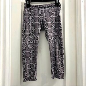 Onzie Crop Leggings, snake print grey/black/white size XS